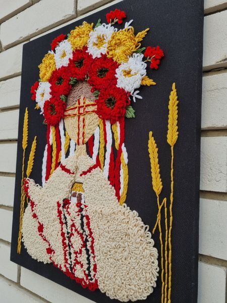 Картина килимової вишивки "Берегиня-Мотанка на чорному фоні" 10005 фото